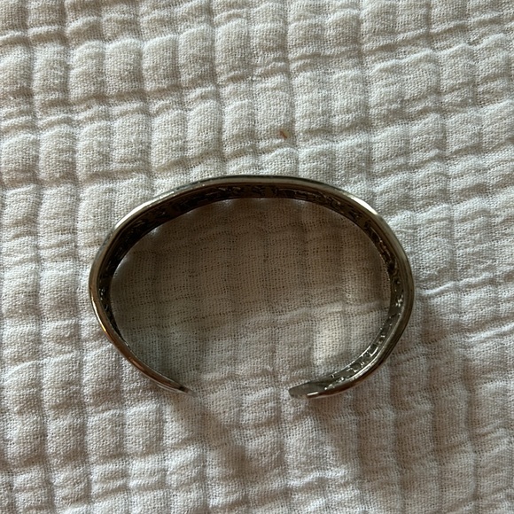 Lightweight silver elephant bangle bracelet - Picture 4 of 4